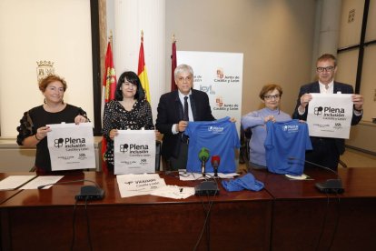 Representantes de Asprona, Eduardo Diego, y del Foro por la inclusión.