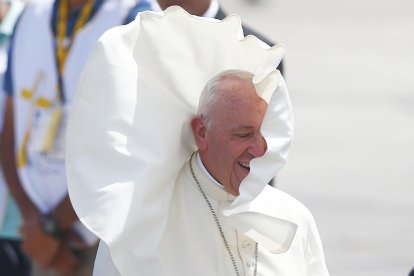 Fotografía de archivo del 18 de enero de 2018 del papa Francisco a su llegada al aeropuerto Diego Aracena de Iquique, al norte de Santiago (Chile). EFE/ Esteban Garay