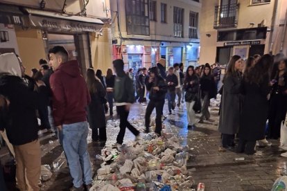 Los vecinos defienden que el descontrol de Jueves Santo se repite cada fin de semana.