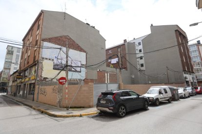 Cartel que anuncia pisos nuevos en un solar en la calle Luciana Fernández después de años sin que se vieran en la ciudad, salvo La Rosaleda.