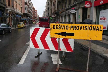Obras y zanjas acometidas para lanzar el tranvía en Padre Isla.
