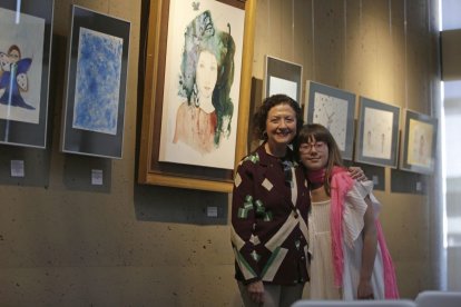 Pilar López Duque con Virginia Mota Sáenz de Miera en la sala Ámbito Cultural.