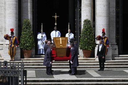 El féretro del papa Francisco llega a la basílica de Santa María la Mayor.