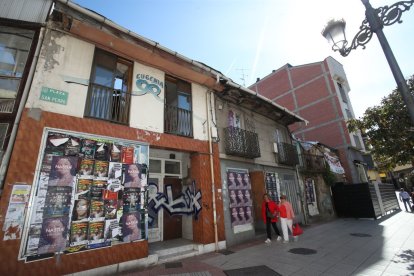 Edificios en ruinas de la plaza de San Pedro en Ponferrada, convertidos en tablones de anuncios. La calle Comendador en 2023, con una ruina vallada tras el desplome de la casa.