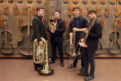 Un grupo de alumnos del Conservatorio de León con sus instrumentos de viento.