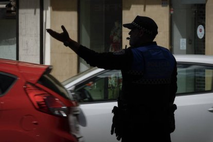 Un policía local regula el tráfico.