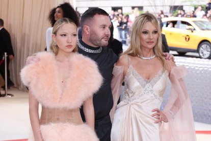 Imagen de archivo de Kate Moss (dcha) con un vestido de estilo lencero junto a su hija Lila Grace Moss y Kim Jones en una Met Gala en Nueva York. EFE/EPA/JUSTIN LANE