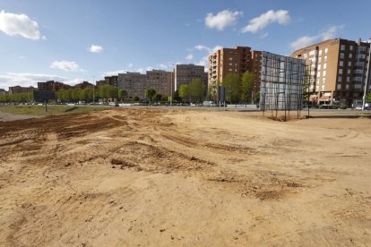 El relleno del terreno ha comenzado en la cuña de las avenidas Fernández Ladreda y Europa.