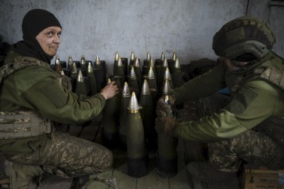 Militares ucranianos de la unidad de artillería del 425º Regimiento de Asalto Separado mantienen su posición cerca de Pokrovsk, en la región de Donetsk, este de Ucrania, en una imagen de archivo. EFE/EPA/SERGEY SHESTAK