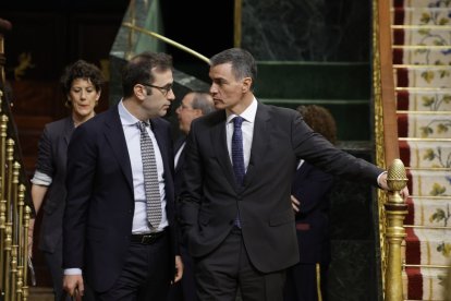 Pedro Sánchez y el ministro de Economía, Carlos Cuerpo, en el Congreso.