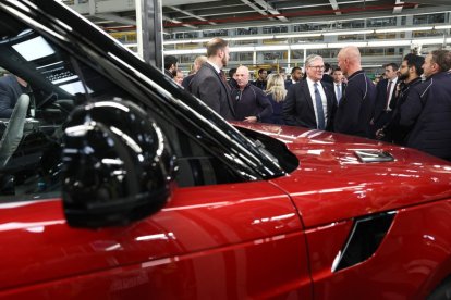 Starmer habla con empleados de la planta de Jaguar Land Rover en West Midland.