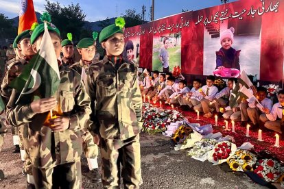 Niños pakistaníes en un homenaje a las víctimas.