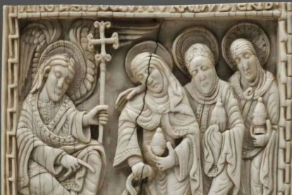 Patena del abad Pelayo Fernández, Las tres Marías ante el sepulcro y la placa de marfil Camino a Emaús y Noli me tangere son patrimonio leonés fuera de España.