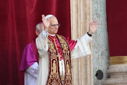 Ciudad del Vaticano (Estado del Vaticano) 08/05/2025.- El nuevo papa León XIV, el estadounidense Robert Francis Prevost, dedica unas palabras en español en su primera aparición al mundo como pontífice para recordar a su