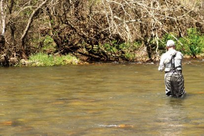 La temporada de pesca en los ríos leoneses ha superado el primer mes de actividad con la climatología y los caudales altos como grandes condicionantes.