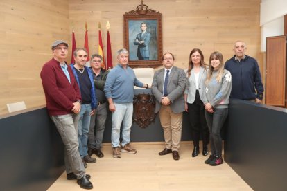 Reunión en el salón de plenos del equipo de gobierno y el comité de empresa de Azucarera.