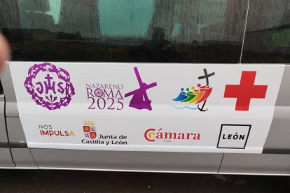 La furgoneta rotulada y climatizada donde viajará el Nazareno hasta el puerto de Barcelona.