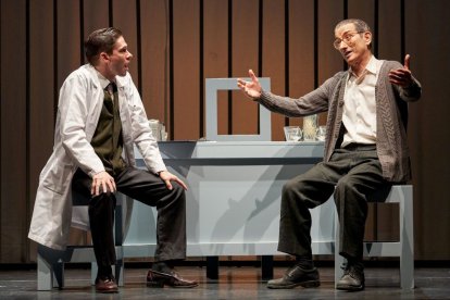El doctor Burgueño (Javier Bermejo) y Pacífico Pérez (Juan Manuel Pérez), en una escena de la obra.