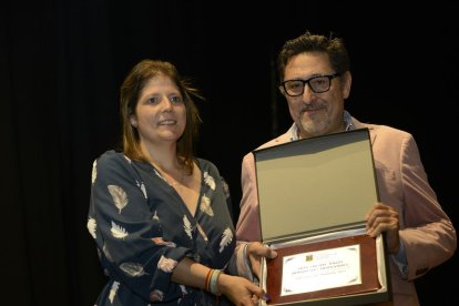 La alcaldesa de Sahagún, Paula Conde, entrega un reconocimiento a Miguel Ángel Rodríguez.