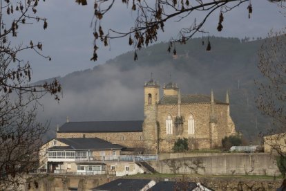 Vista de la iglesia de Santiago en Villafranca del Bierzo.