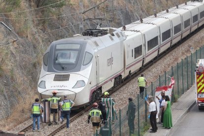 Servicios de emergencia recuperan el cuerpo del fallecido.