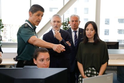 Grande-Marlaska, Nicanor Sen y Mercedes González Fernández en la visita a la oficina ubicada en el Incibe.