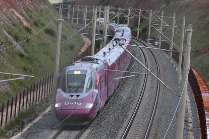 Imagen de archivo de un tren de alta velocidad en el trayecto Madrid-Sevilla circulando por uno de los puntos que fue objeto del robo de cable el pasado 4 de mayo en Toledo. EFE/ Ismael Herrero.
