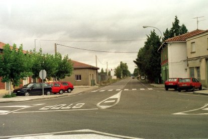 Cruce en la N-601 en Puente Villarente con la carretera de Boñar.