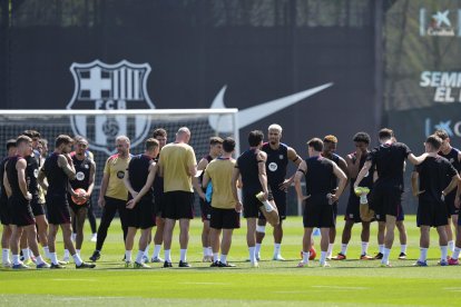 Imagen de archivo de un entrenamiento del Barcelona, al que la UEFA ha impuesto una multa de 60 millones de euros, de los que deberá abonar 15 y tendrá condicionado el pago de los otros 45 al cumplimiento de unos requisitos del reglamento financiero durante un periodo de dos años.EFE/Alejandro García/Archivo.