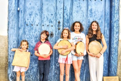 Carmen, Leo, Ana, Sofía y Nela son Son D'Antanu, de Surcos del Órbigo.