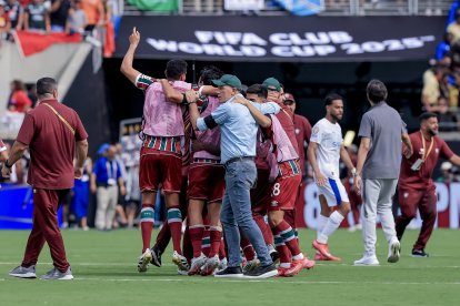 Jugadores del Fluminense y su entrenador, Renato Gaúcho (de azul), celebran la clasificación del equipo brasileño a las semifinales del Mundial de Clubes tras derrotar este viernes en Orlando (Florida) por 2-1 al Al Hilal. EFE/EPA/CRISTOBAL HERRERA-ULASHKEVICH.