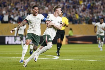 Cole Palmer del Chelsea (d) celebra junto a Enzo Fernandez luego de anotar el 1-0 ante Palmeiras. EFE/WILL OLIVER.