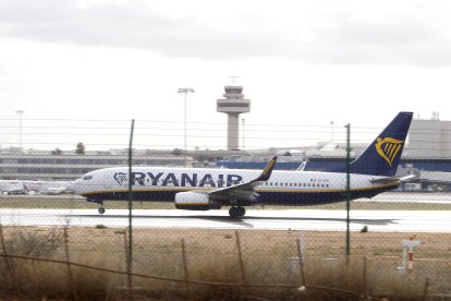 Archivo - Un avión en una de las pistas del aeropuerto de Palma. Recurso.