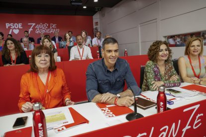 (i-d) La presidenta del PSOE, Cristina Narbona, el presidente del Gobierno y secretario general del partido, Pedro Sánchez, y la vicepresidenta primera y ministra de Hacienda, María Jesús Montero, durante el Comité Federal del partido este sábado, en la sede del PSOE en la madrileña calle de Ferraz. EFE/ Pablo Blázquez Domínguez POOL.