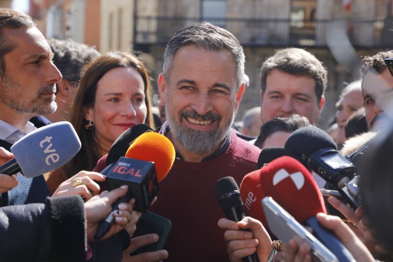Abascal critica el "decretazo" sobre sanidad para inmigrantes: "Es una  efecto llamada brutal de la invasión migratoria"