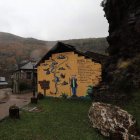 Vista de una de las calles de San Facundo, un pequeño pueblo del municipio de Torre del Bierzo. ANA F. BARREDO