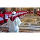 El Papa se dirige ayer a los cardenales en el Vaticano.