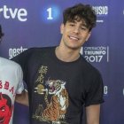 Javier Ambrossi (a la izquierda) y su pareja Javier Calvo.