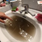 En los domicilios de Fabero, el grifo ha estado echando agua sucia estos días. L. DE LA MATA