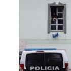 Una okupa introduce agua en el edificio. NACHO GALLEGO