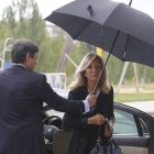 Carmen Lomana llega al tanario de León tras la muerte de su madre, que será enterrada mañana