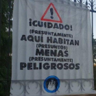 Pancarta del colectivo okupa Hogar Social Madrid contra los menores extranjeros no acompañados (MENAS) en el centro de Hortaleza.