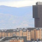 En la Torre de la Rosaleda residen unos 50 vecinos.