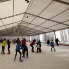 La pista de hielo está disponible de lunes a domingo. Hasta el próximo lunes el horario será de 11.30 a 15.00 horas y de 17.00 a 22.00, mientras que del 8 al 13 de enero (de lunes a jueves de 17.00 a 22.00 horas) y viernes, sábados, domingos y vísperas de