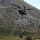 Recuperación del helicóptero que se estrelló en La Polinosa en el que murieron tres guardias civiles cuando rescataban a un deportista lesionado