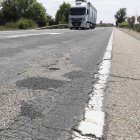 Traza de la N-630 ayer tarde, afectada desde esta semana por el bacheo  de urgencia. MARCIANO PÉREZ