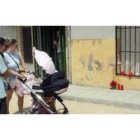 Vecinos del pueblo observan el lugar donde el joven fue corneado por un toro durante los encierros n