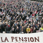 Miles de personas durante una concentración en Bilbao de la plataforma de asociaciones de jubilados, viudas y pensionistas en defensa de unas pensiones dignas.