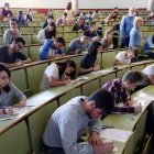 Estudiantes de León durante los exámenes de selectividad.