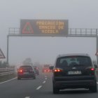 Vehículos circulando entre la niebla en una imagen de archivo. AITOR MARTÍN / EFE.